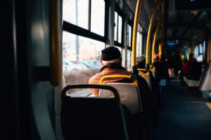 gambar penumpang di dalam bus ilustrasi cara shalat di kendaraan