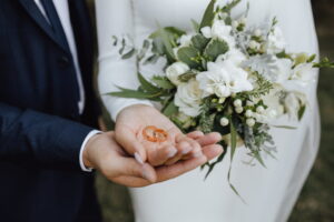 gambar orang menikah dengan cincin pernikahan hak kewajiban istri dalam keluarga
