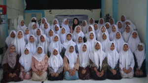foto bersama santri putri dalam Seminar Kesehatan PPTQ Al Muanawiyah Pola Makan Sehat