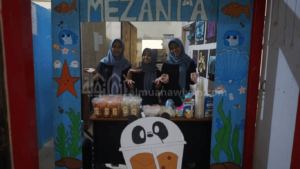 gambar siswa berjualan di stan pameran praktik wirausaha siswa SMPQ Al Muanawiyah