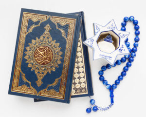 foto mushaf Al Qur'an dengan tasbih contoh hasil peninggalan siapa khulafaur rasyidin