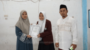 Foto Sherin Nur Aulia santri PPTQ Al Muanawiyah menerima ijazah khatam 30 juz
