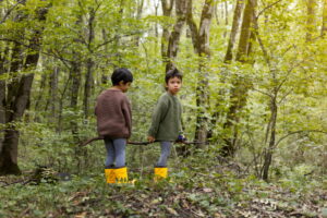 gambar anak bermain di hutan ilustrasi cara mendidik anak suka belajar