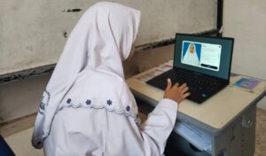 gambar santri mengisi e-voting digital dalam pemilihan ketua OSIS SMP Quran Al Muanawiyah