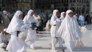 gambar wanita mengenakan baju putih untuk berhaji contoh wanita haji tanpa mahram