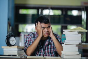 siswa laki-laki lelah belajar contoh masalah remaja penghafal Al-Qur'an