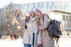 foto dua wanita berswafoto ilustrasi wanita bepergian tanpa mahram