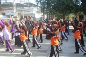 gambar siswa olahraga bersama di intrakurikuler sekolah Al Muanawiyah