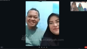 Foto orangtua dan murid dalam video call pembagian rapor SMPQ Al Muanawiyah