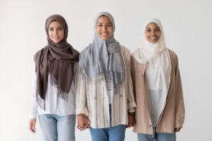gambar wanita berhijab tersenyum contoh adab berpakaian muslimah