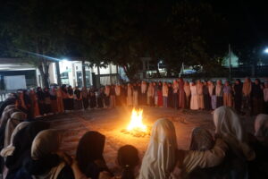 api unggun dikelilingi santri PPTQ Al Muanawiyah