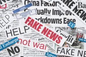 tulisan-tulisan berserakan dengan headline fake news ilustrasi adab bermedia sosial mencegah berita hoax