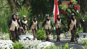 gambar santri SMPQ Al Muanawiyah menampilkan yel-yel di Jombang Eco Creative 2026