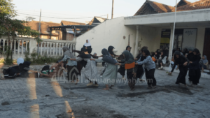 foto santri baru PPTQ Al Muanawiyah bermain balon ular dalam pembelajaran fiqh santri baru