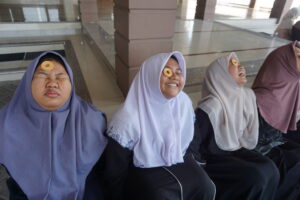 gambar lomba santri Al Muanawiyah biskuit ekspresi
