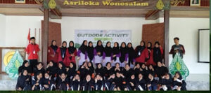 foto bersama siswa SMPQ dan MAQ Al Muanawiyah dalam outdoor activity