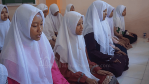 gamabr santri praktik shalat dalam pembelajaran fiqh santri baru Al Muanawiyah