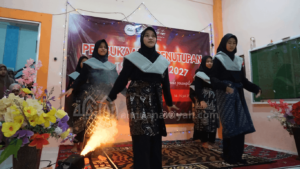 santri tampil menari di pentas seni santri MATSABA PPTQ Al Muanawiyah