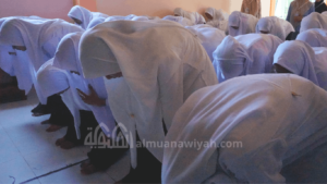 santri putri melakukan praktik shalat di MATSABA Al Muanawiyah