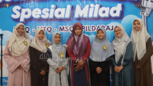 foto bersama santri lomba MTQ semarak milad Al Muanawiyah bersama juri