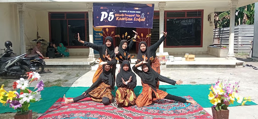 gambar siswa SMPQ Al Muanawiyah menampilkan tarian tradisional dalam kurikulum pendidikan Al Muanawiyah