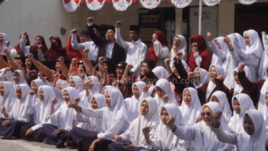 gambar foto bersama upacara HUT RI ke-81 PPTQ Al Muanawiyah