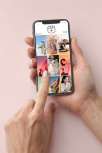 gamabr tangan memegang layar berisi postingan media sosial dalam adab mengunggah foto anak