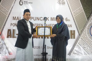 foto pemberian apresiasi guru dalam puncak milad ke-6 al muanawiyah