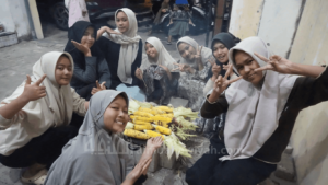 santri bakar jagung dalam perayaan 17 Agustus PPTQ Al Muanawiyah
