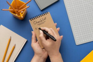 gambar orang menulis catatan daftar tugas dalam artikel cara menentukan target hafalan Al-Qur'an