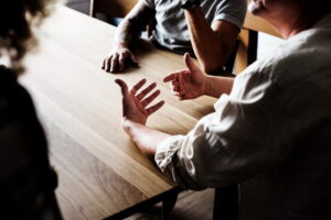 gambar orang berdiskusi rapat dalam artikel larangan debat kusir