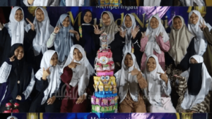 foto bersama santri dalam lomba tumpeng kreatif Maulid Nabi di PPTQ Al Muanawiyah