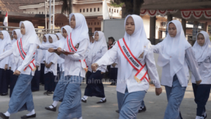 pasukan pengibar bendera PPTQ Al Muanawiyah dalam perayaan 17 Agustus HUT RI ke-81