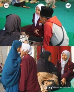 gambar orang tua dan anak perempuan di sambangan akbar santri Al Muanawiyah