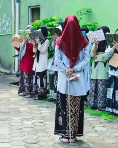 santri berdiri takziran dalam pesantren