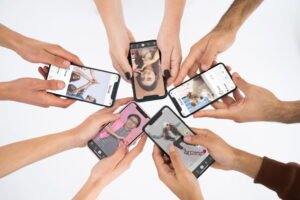 gambar postingan media sosial ilustrasi hukum mengupload foto