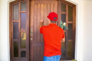 gambar pria mengetuk pintu contoh adab bertamu mengetuk pintu tiga kali