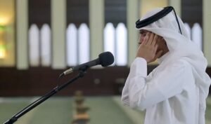 gamabr orang memakai baju putih sedang adzna contoh dakwah tafsir Al Ghasyiyah 21-26
