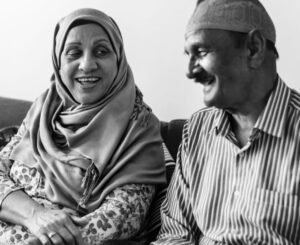 gambar orang tua lansia pria dan wanita ilustrasi pahala belajar al-qur'an bagi lansia