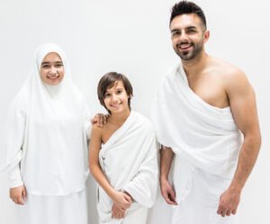gambar wanita pria dan anak mengenakan pakaian ihram dalam panduang ihram lengkap
