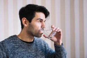 pria minum dengan tangan kiri contoh kesalahan adab minum dalam Islam