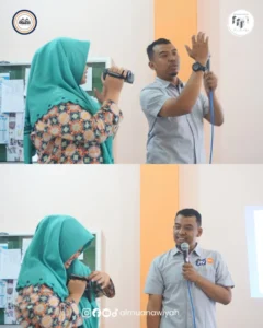 gambar latihan memegang kamera di seminar creator digital Al Muanawiyah