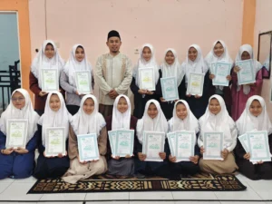foto bersama pengasuh dan santri dalam pemberian apresiasi hafalan santri Al Muanawiyah