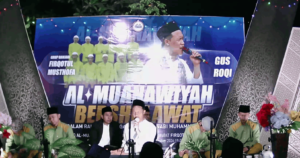 gambar grup banjari dalam acara Al Muanawiyah bersholawat