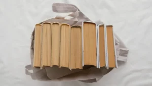 tumpukan buku terlihat dari atas dalam adab terhadap Al-Qur’an yang rusak