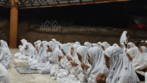 santri shalat berjamaah dalam kegiatan Persani Al Muanawiyah 2026