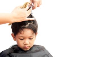 gambar anak laki-laki dicukur rambutnya contoh tahallul awal dan tsani