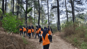santri melakukan penjelajahan alam di Persani Al Muanawiyah 2026