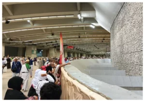 foto jamaah haji melakukan sunnah dalam melempar jumrah