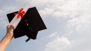 gambar toga dan sertifikat wisuda contoh menata niat sebelum menghafal Al-Qur'an